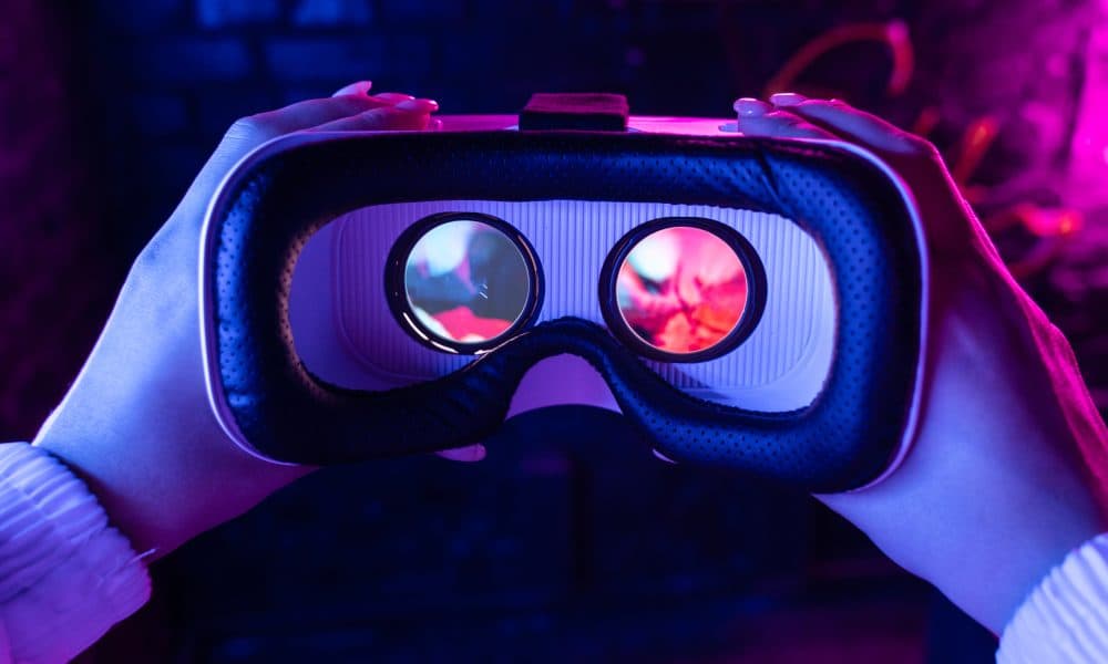 AdobeStock_277892649 VR shows promise in aiding navigation of people with blindness or low vision